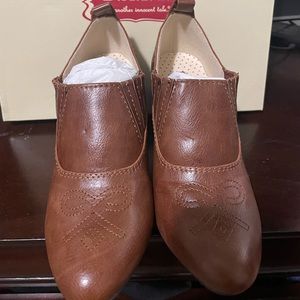 7 1/2 Faux Leather Shoe